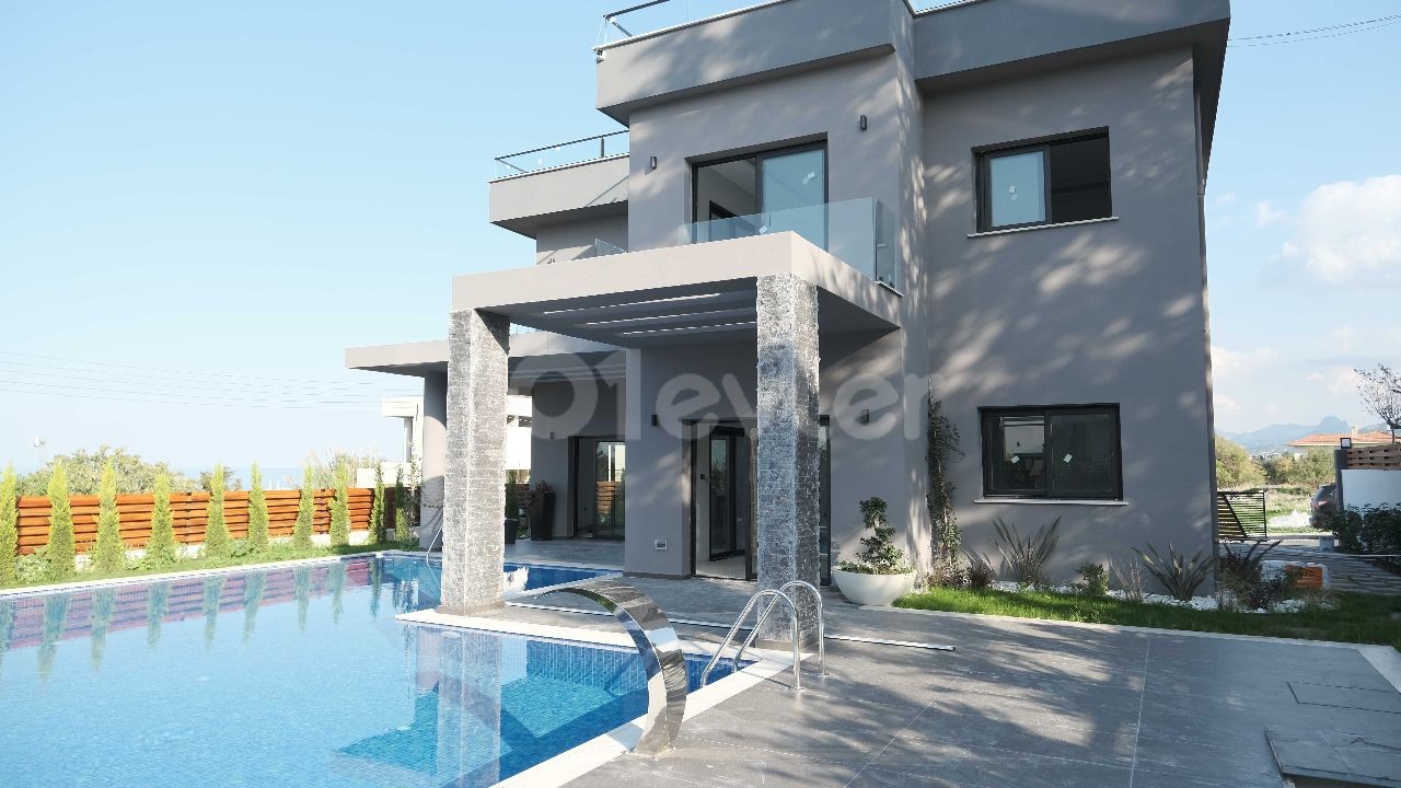 Luxusvilla mit 5 Schlafzimmern zum Verkauf in Kyrenia