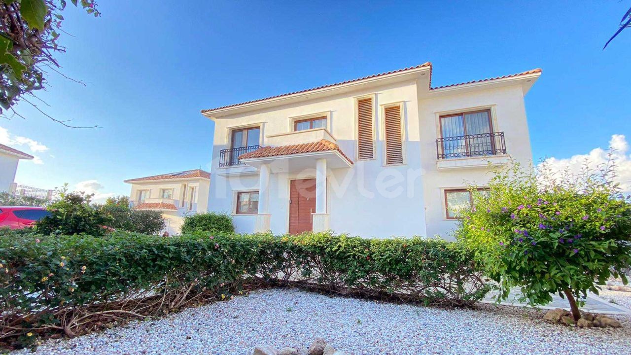 Girne'de Satılık 4 Yatak Odalı Villa