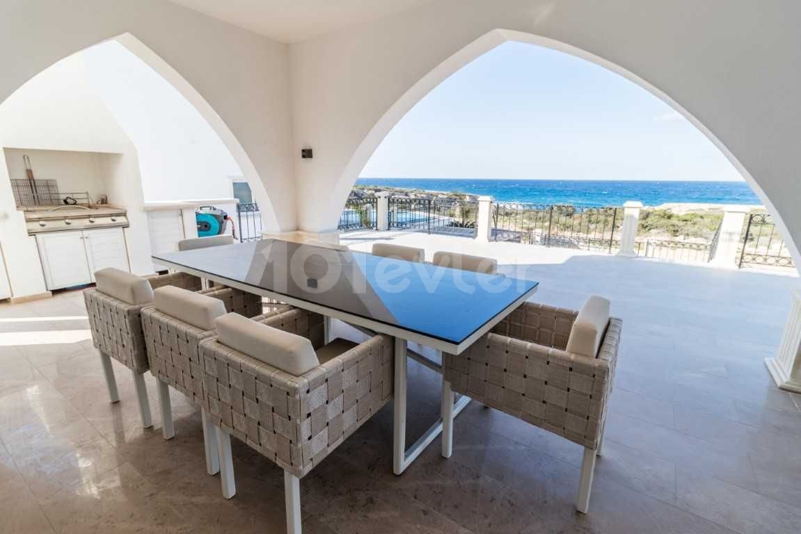 Girne'de Satılık 4 Yatak Odalı Villa