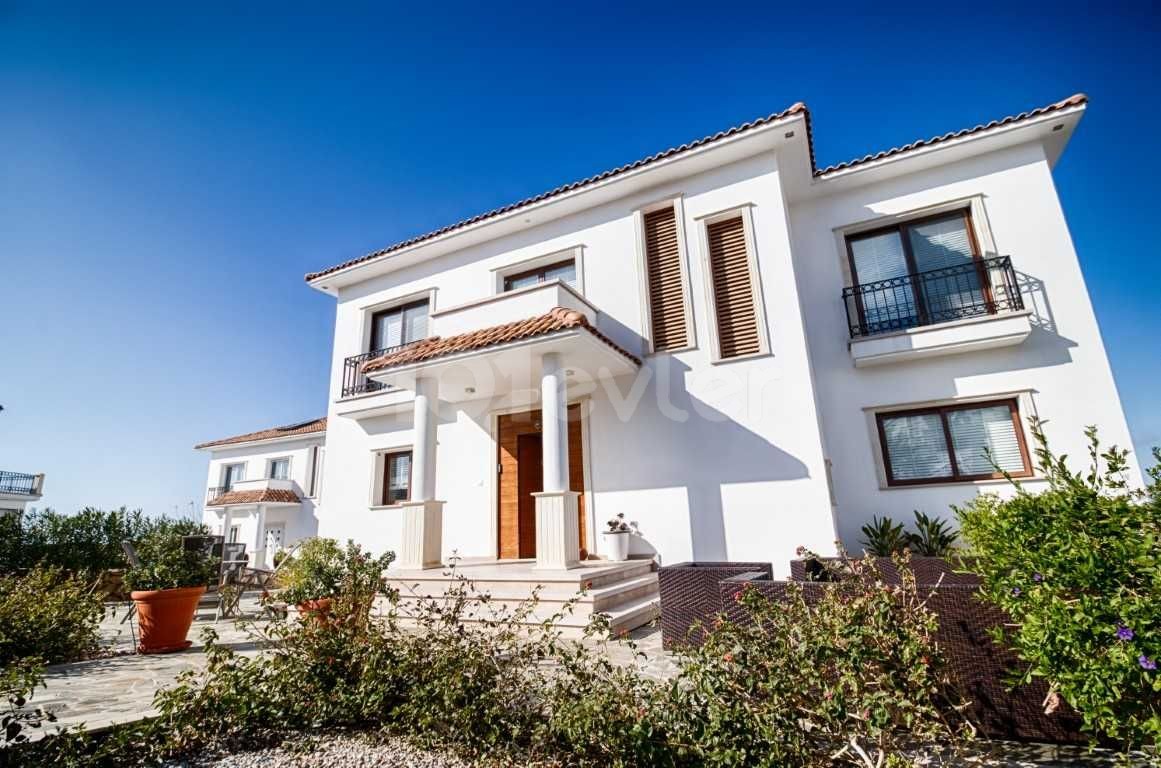 Girne'de Satılık 4 Yatak Odalı Villa