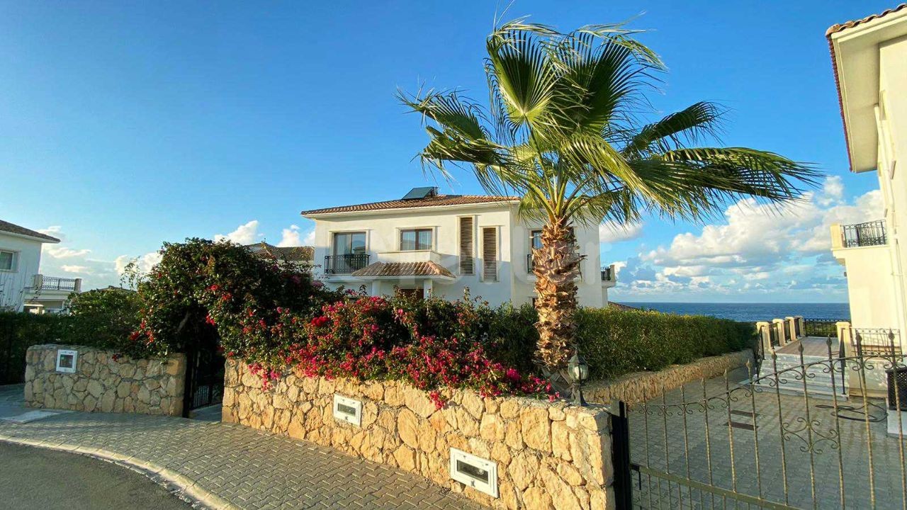 Villa mit 4 Schlafzimmern zum Verkauf in Kyrenia