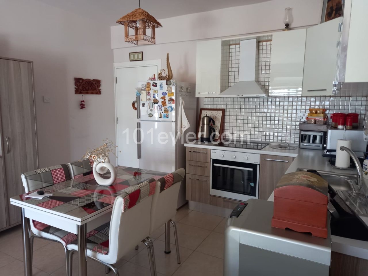 Girne merkezde satılık 2+1 full eşyali daire.