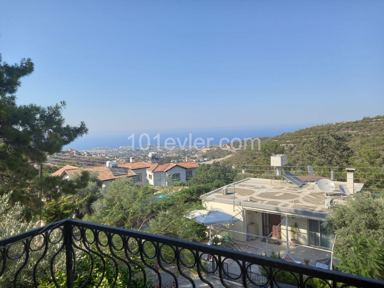 Alsancakta 3 + 1 Villa zu vermieten in einer ruhigen ruhigen Gegend mit privatem Pool mit Blick auf die Berge und das Meer ** 