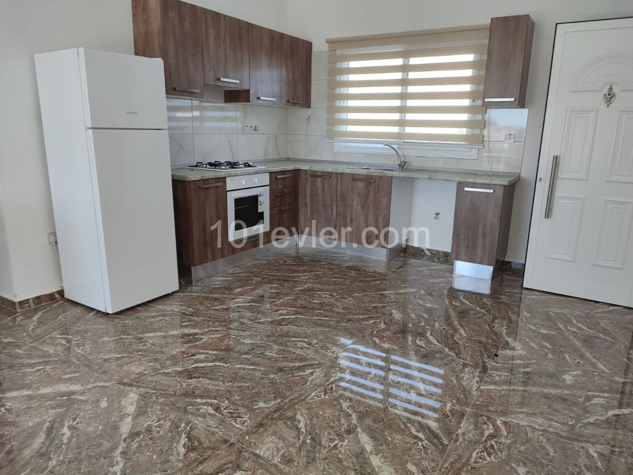 2+1 FURNISHED APARTMENT FOR RENT NEAR THE MAIN ROAD IN ALSANCAK, KYRENIA ** 