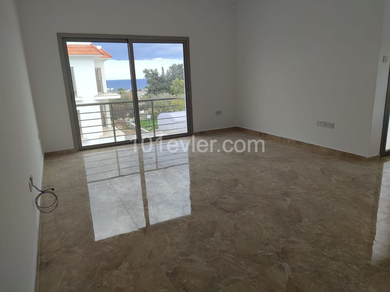 FIRSAT!!! ALSANCAK TA VİLLA BÖLGESİNDE  DAĞ VE DENİZ MANZARALI SATILIK YENİ 2+1 DAİRE 