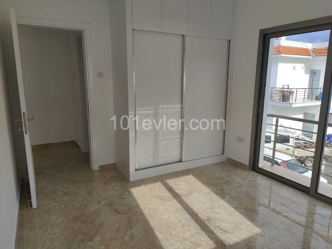 FIRSAT!!! ALSANCAK TA VİLLA BÖLGESİNDE  DAĞ VE DENİZ MANZARALI SATILIK YENİ 2+1 DAİRE 