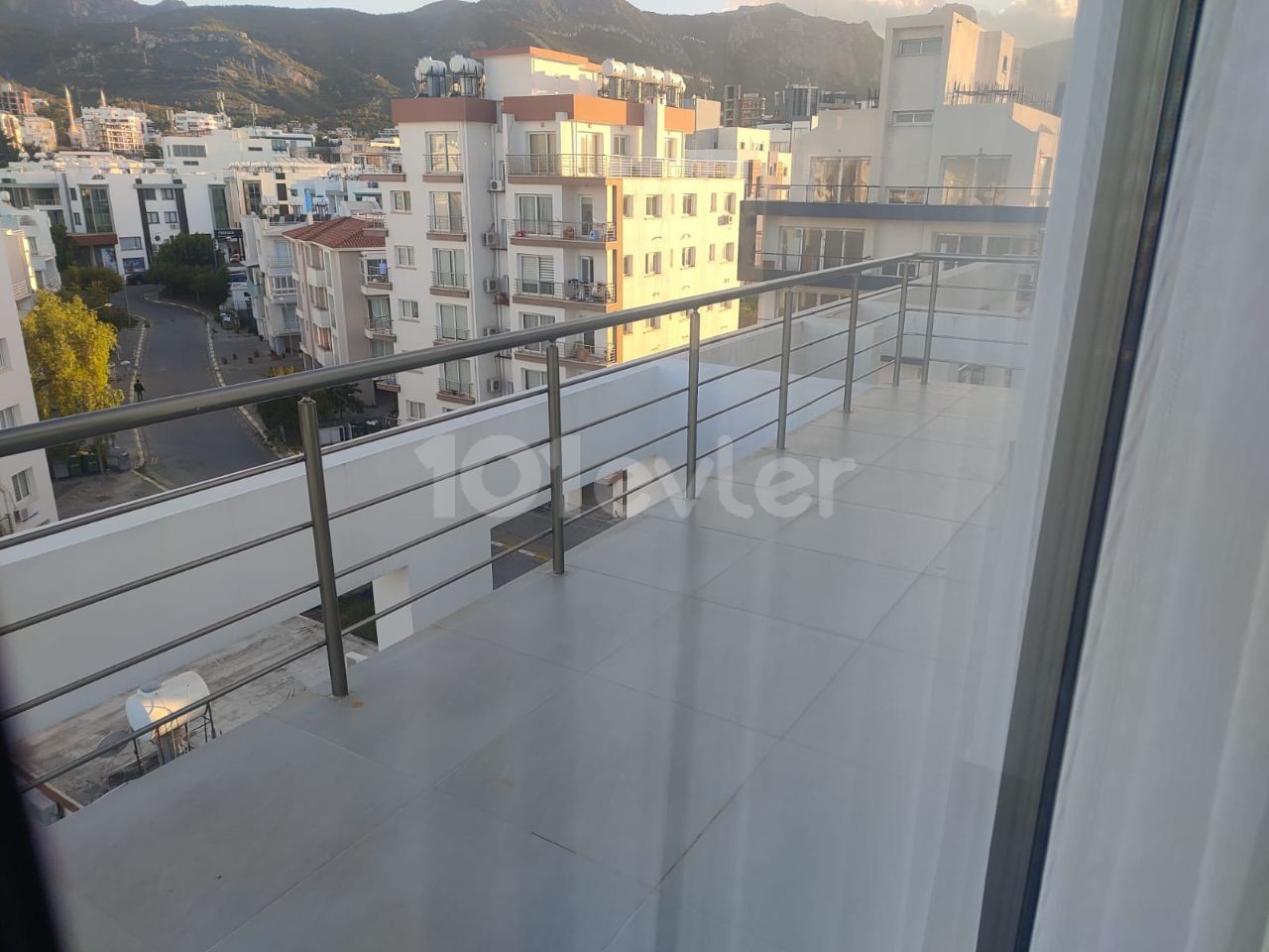 Girne merkezde kiralık 3+1 ful eşyalı lüks penthouse