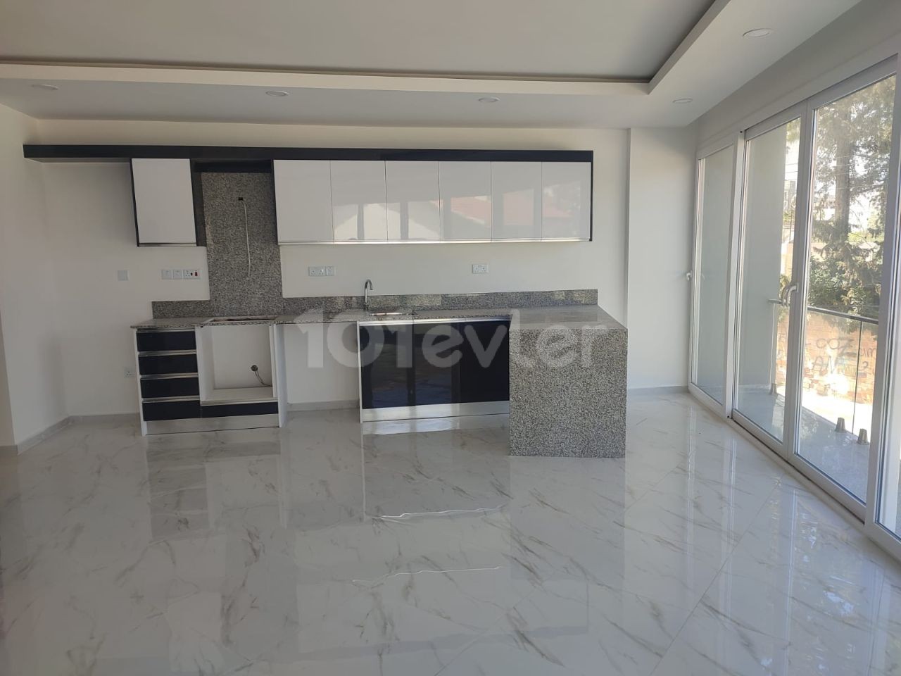 Girne merkezde 2+1 satılık modern geniş sıfır daire