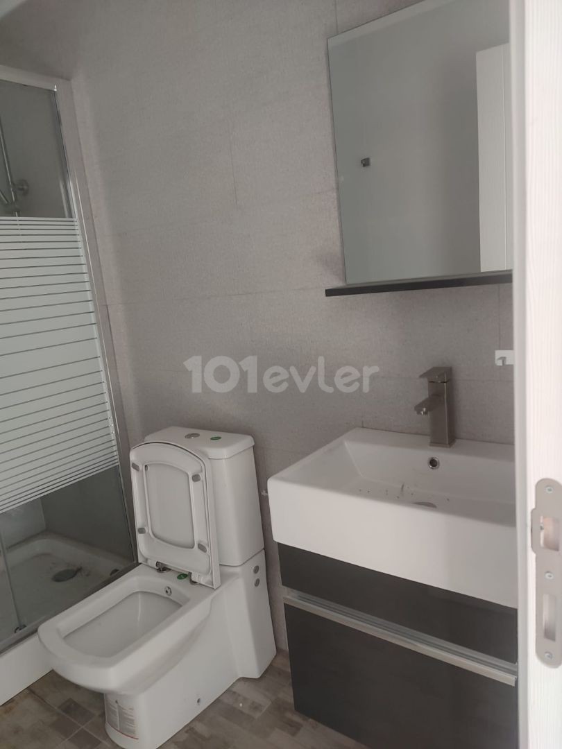 ZUM VERKAUF IN KYRENIA ALSANCAKTA 2 + 1 APARTMENT MIT EIGENEM GARTEN IN DER NÄHE DES STRANDES MIT MEERBLICK ** 