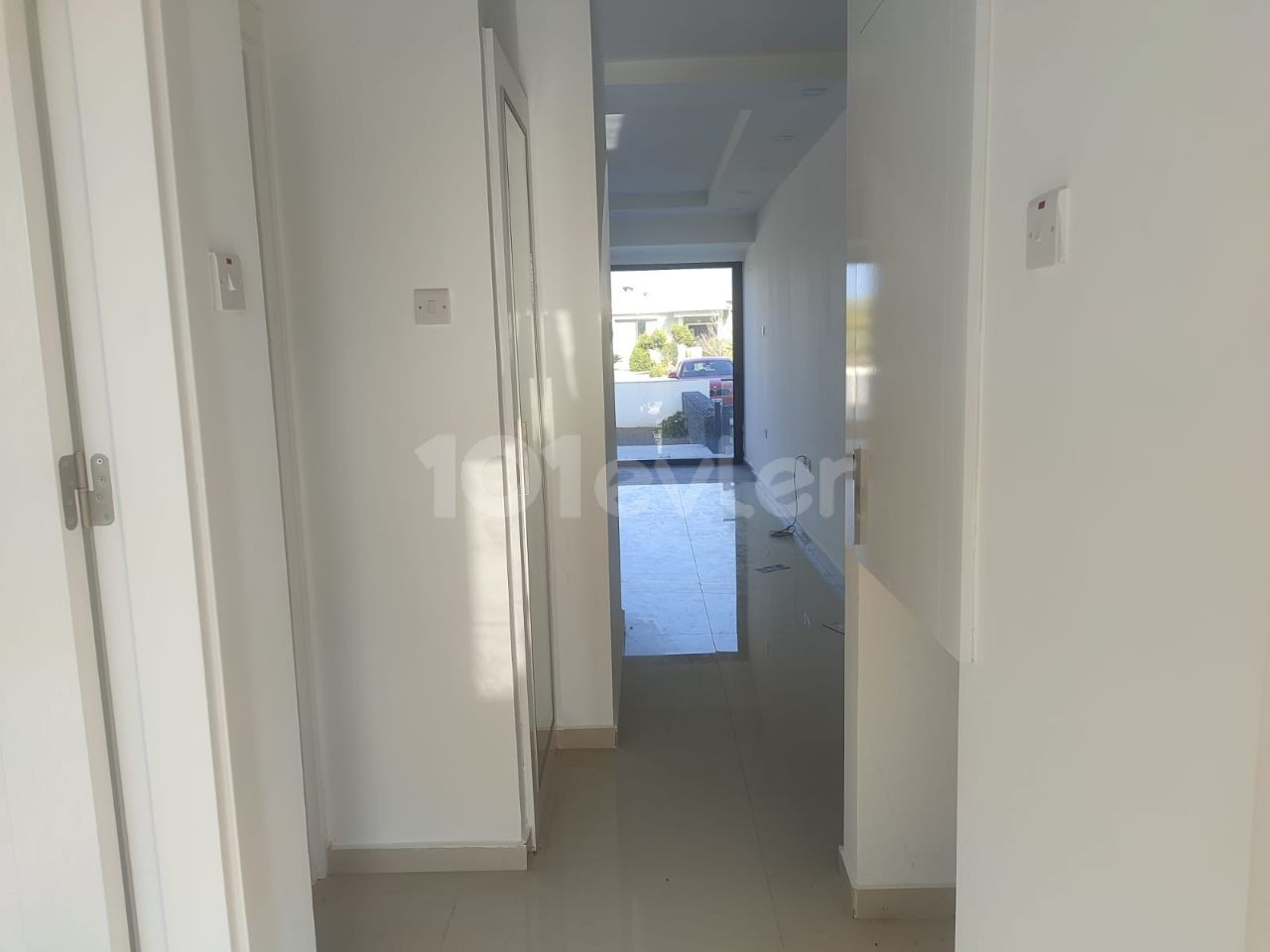 ZUM VERKAUF IN KYRENIA ALSANCAKTA 2 + 1 APARTMENT MIT EIGENEM GARTEN IN DER NÄHE DES STRANDES MIT MEERBLICK ** 