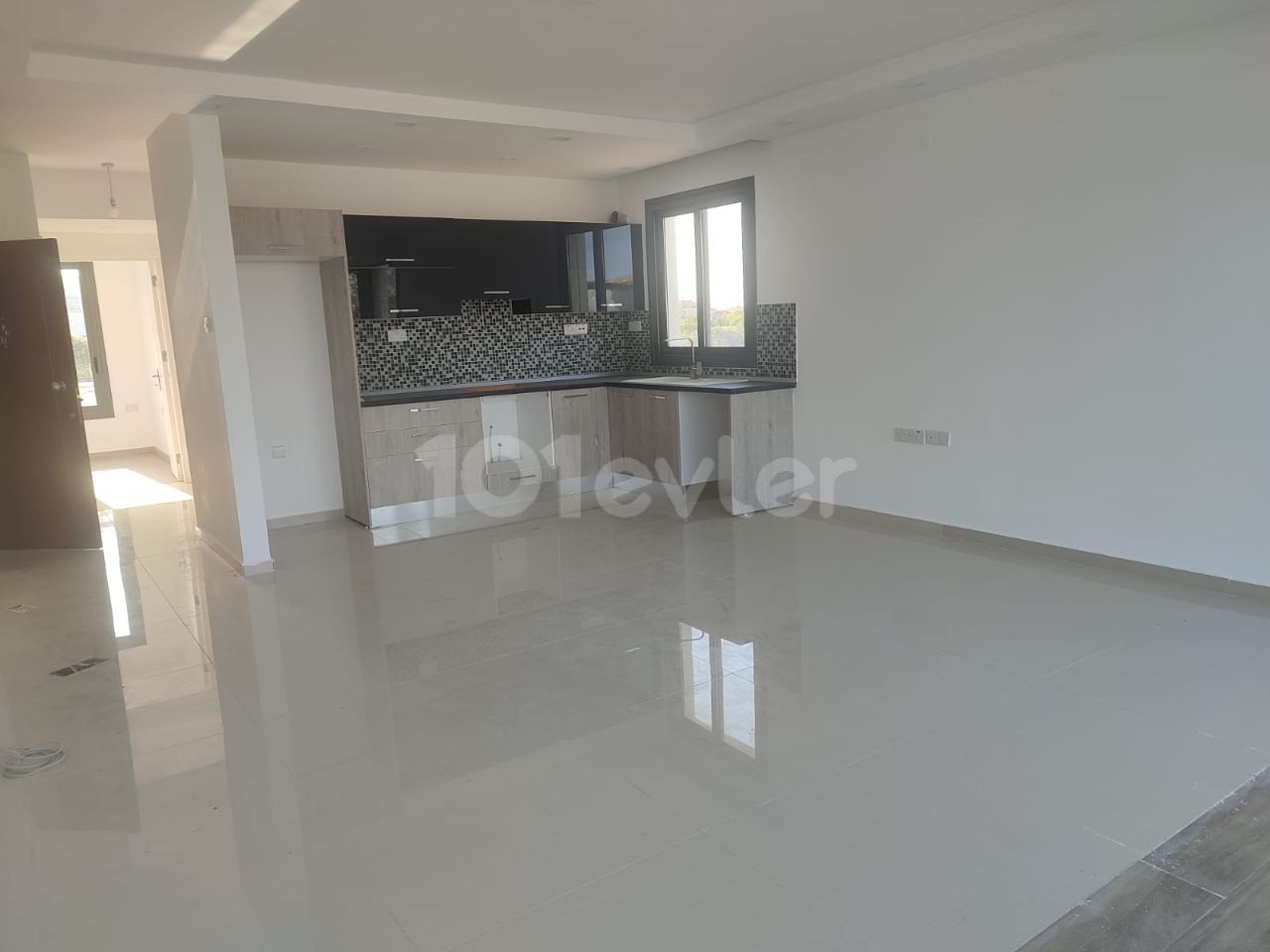 ZUM VERKAUF IN KYRENIA ALSANCAKTA 2 + 1 APARTMENT MIT EIGENEM GARTEN IN DER NÄHE DES STRANDES MIT MEERBLICK ** 