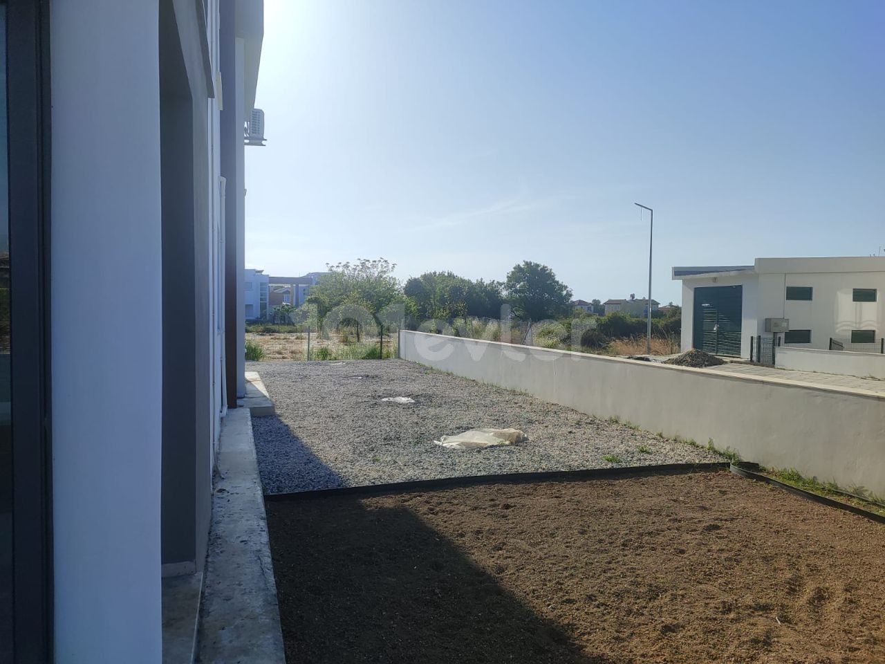 ZUM VERKAUF IN KYRENIA ALSANCAKTA 2 + 1 APARTMENT MIT EIGENEM GARTEN IN DER NÄHE DES STRANDES MIT MEERBLICK ** 