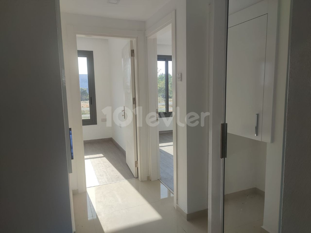 ZUM VERKAUF IN KYRENIA ALSANCAKTA 2 + 1 APARTMENT MIT EIGENEM GARTEN IN DER NÄHE DES STRANDES MIT MEERBLICK ** 