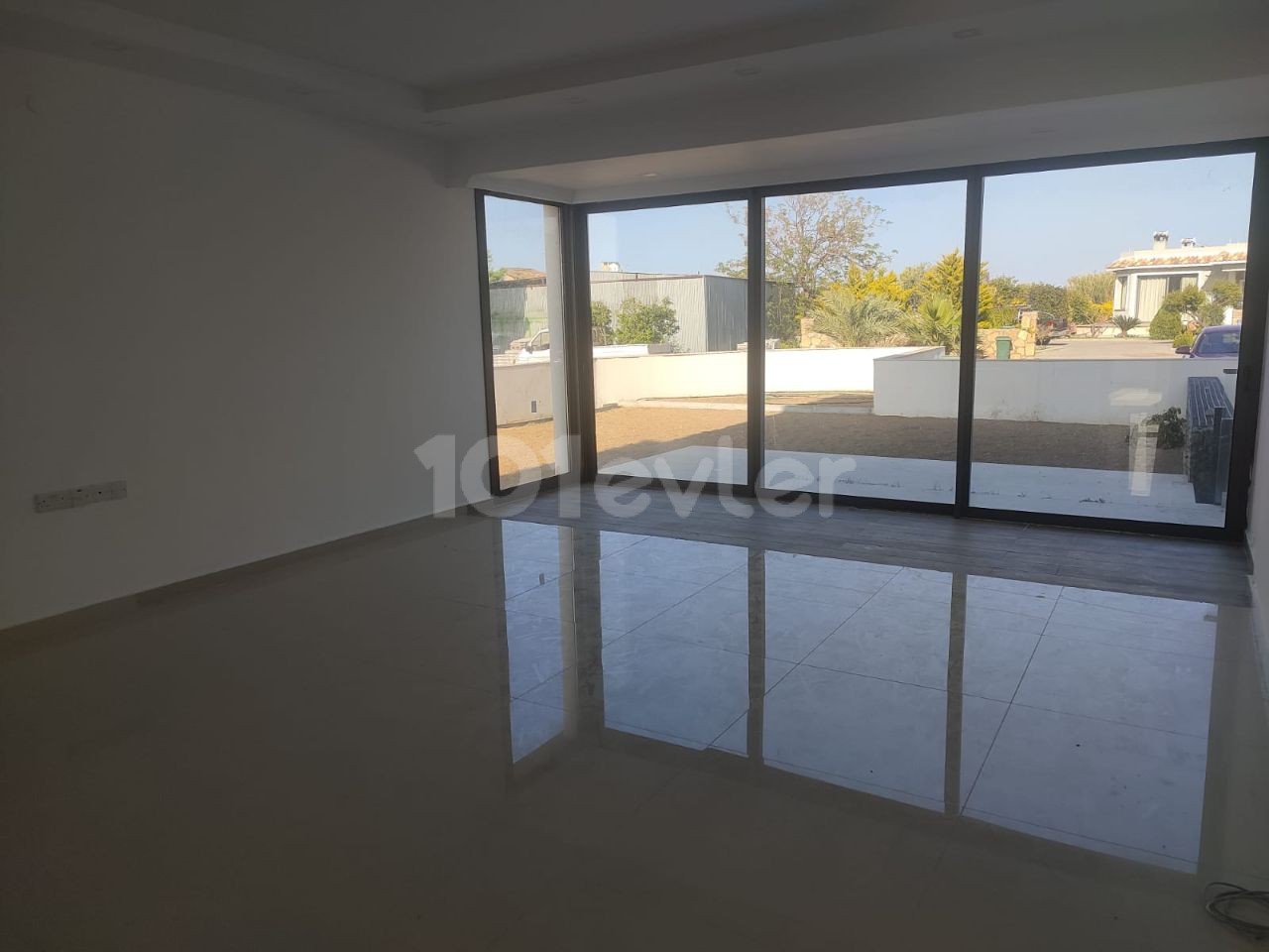 ZUM VERKAUF IN KYRENIA ALSANCAKTA 2 + 1 APARTMENT MIT EIGENEM GARTEN IN DER NÄHE DES STRANDES MIT MEERBLICK ** 