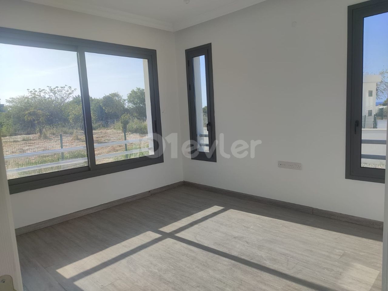 ZUM VERKAUF IN KYRENIA ALSANCAKTA 2 + 1 APARTMENT MIT EIGENEM GARTEN IN DER NÄHE DES STRANDES MIT MEERBLICK ** 