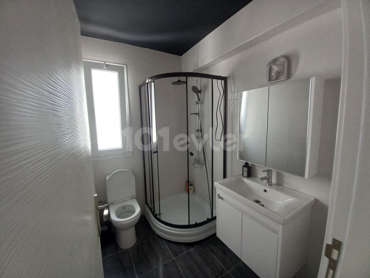 Girne merkezde yeni  full eşyalı  2+1 satılık sıfır daire 