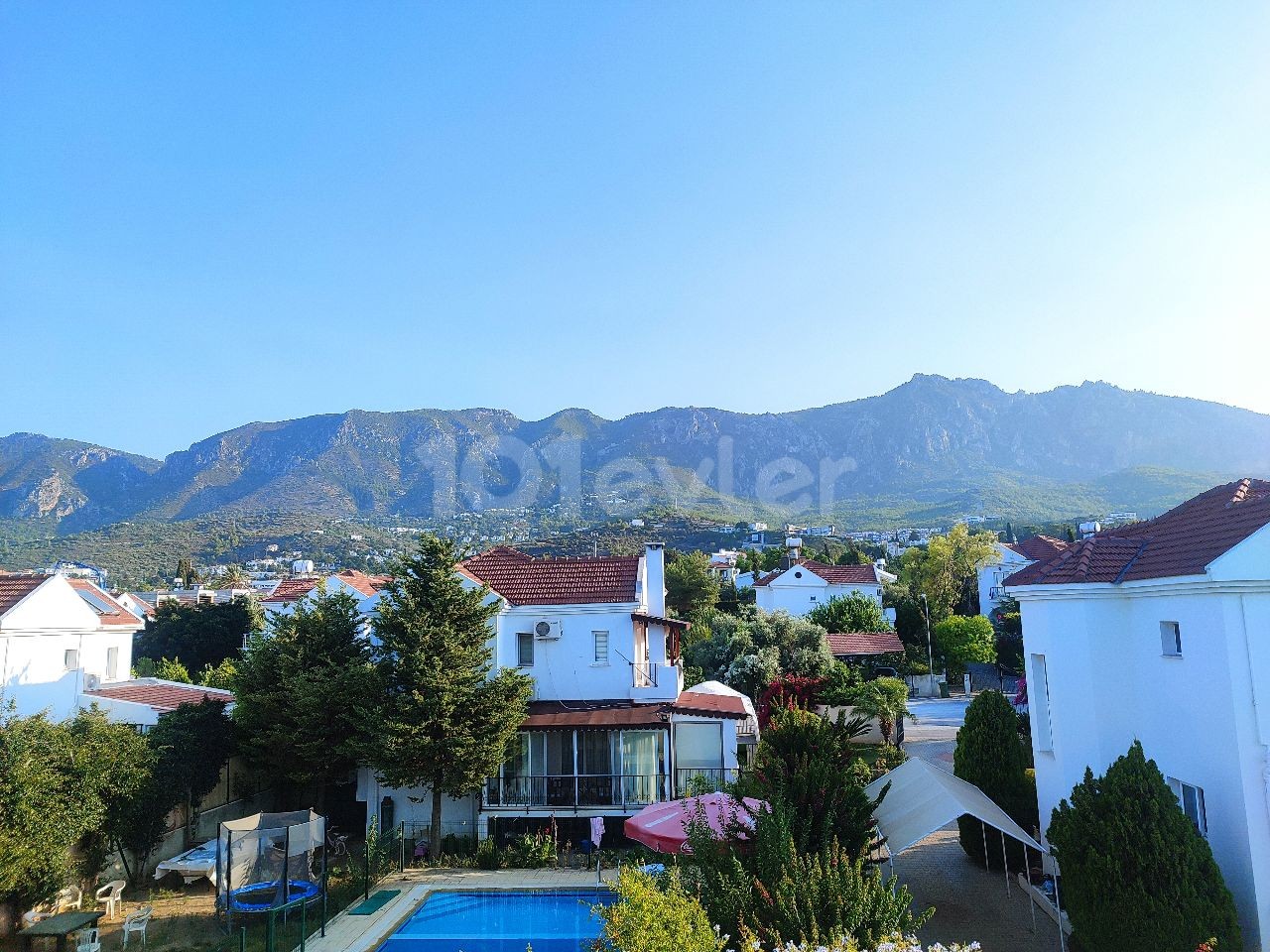 1+1 Wohnung zum Verkauf mit eigener Terrasse mit Meer-und Bergblick in Kyrenia Karaoglanoglu ** 