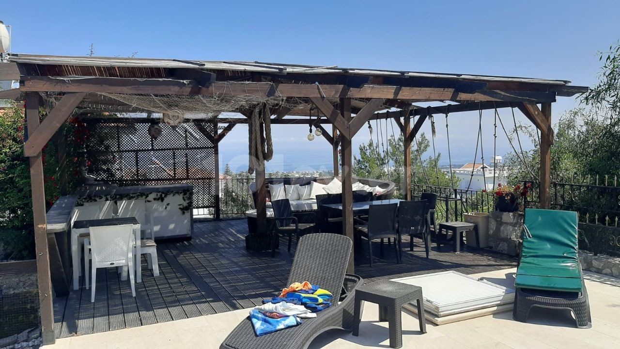 3+1 Villa for sale with private swimming pool and fully furnished in the Çatalköy 