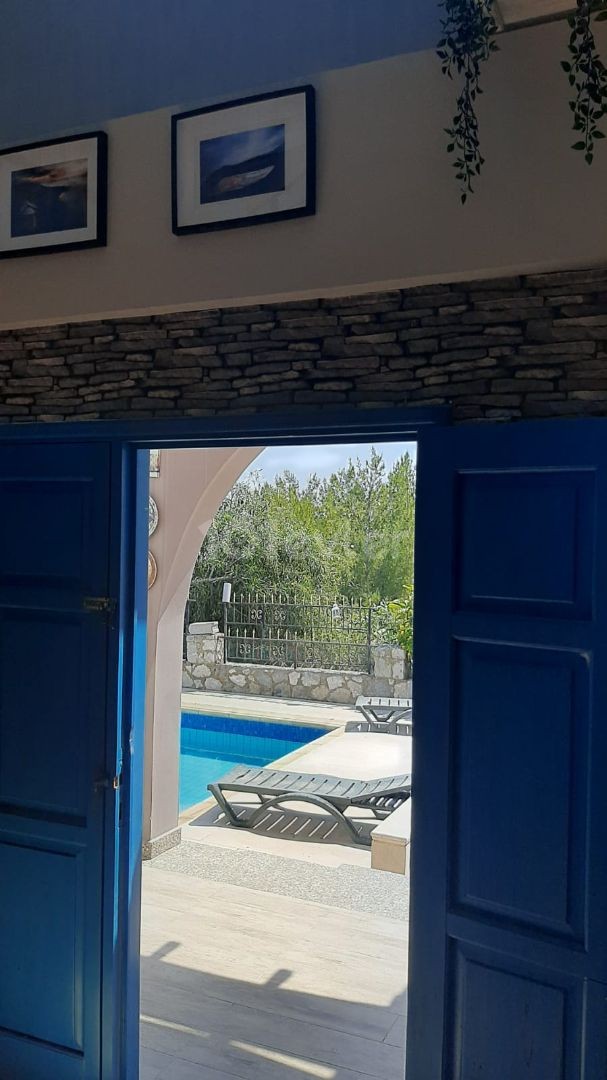 Meerblick, komplett möbliert, private Poolvilla zum Verkauf in Çatalköy, Girne