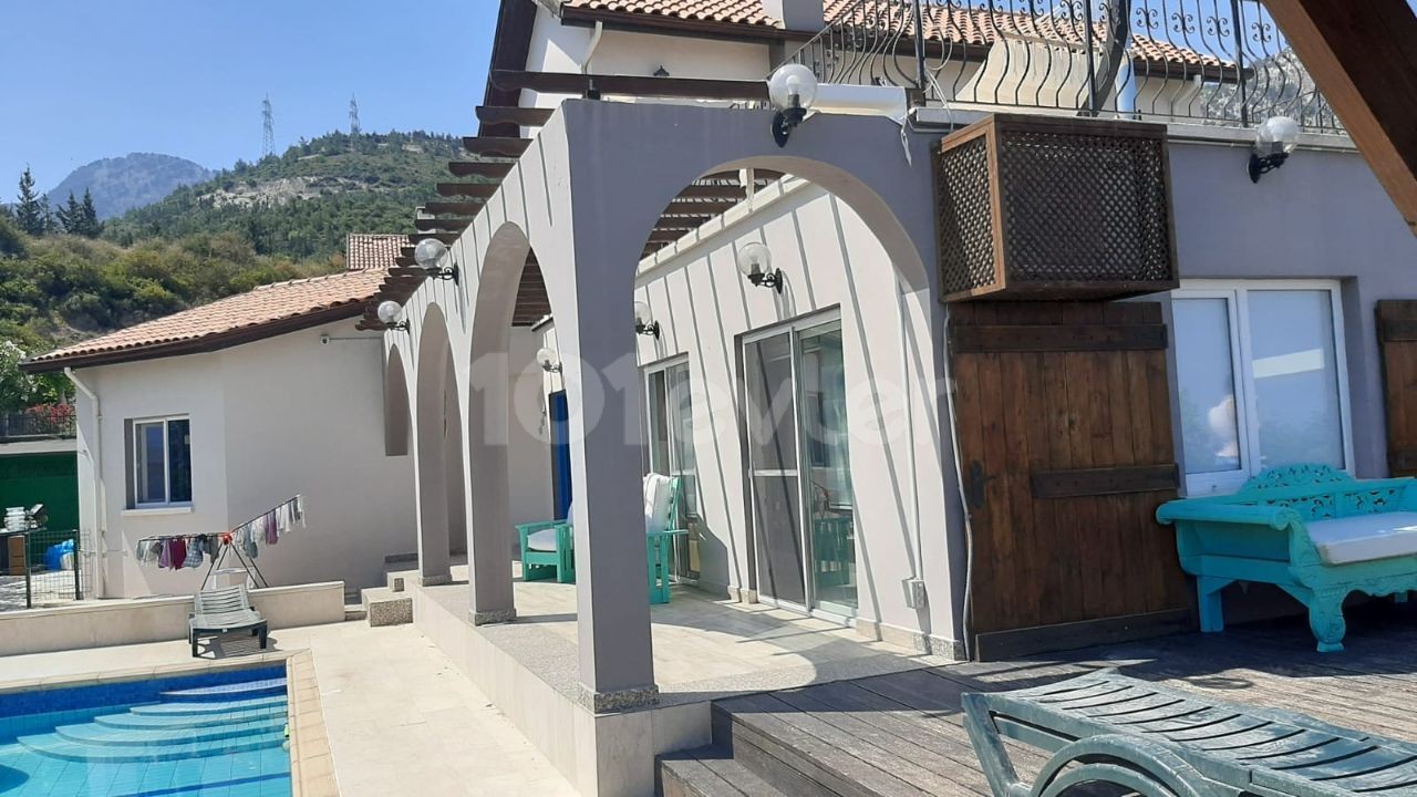 3+1 Villa for sale with private swimming pool and fully furnished in the Çatalköy 