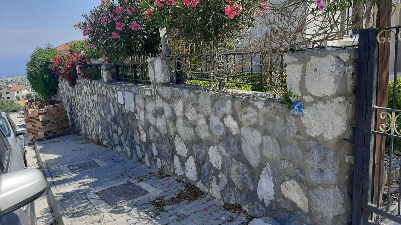 Meerblick, komplett möbliert, private Poolvilla zum Verkauf in Çatalköy, Girne