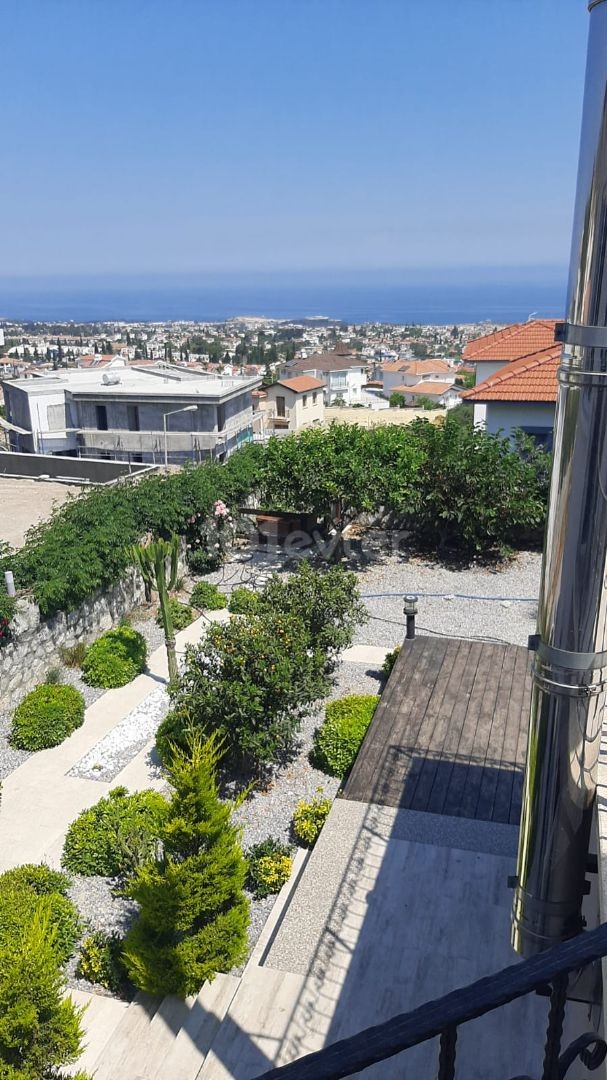 Girne Çatalköy da deniz manzaralı ,full eşyalı , özel havuzlu satılık Villa 