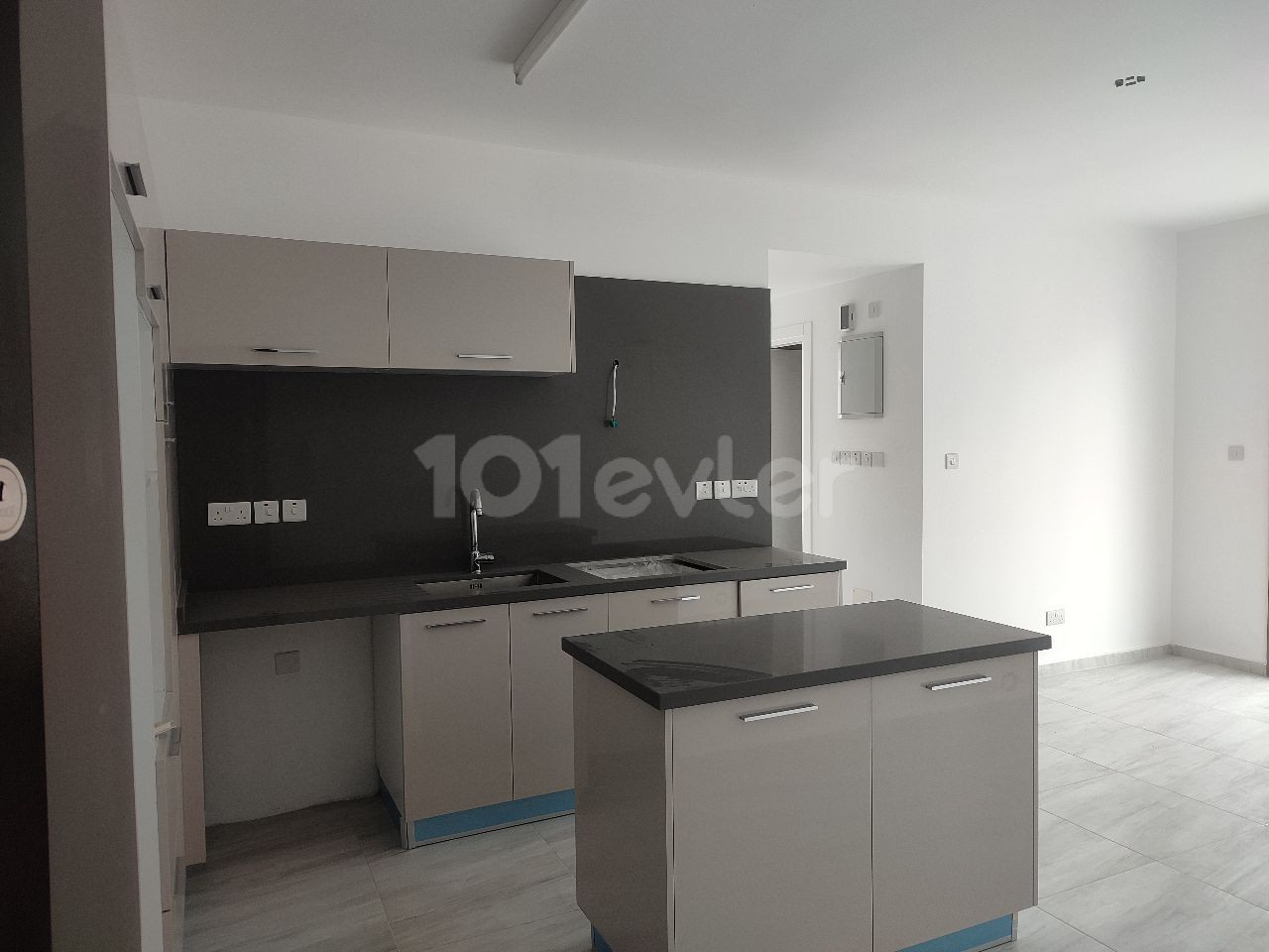 2+1 flat for sale in the center off Kyreniye with a commercial permit