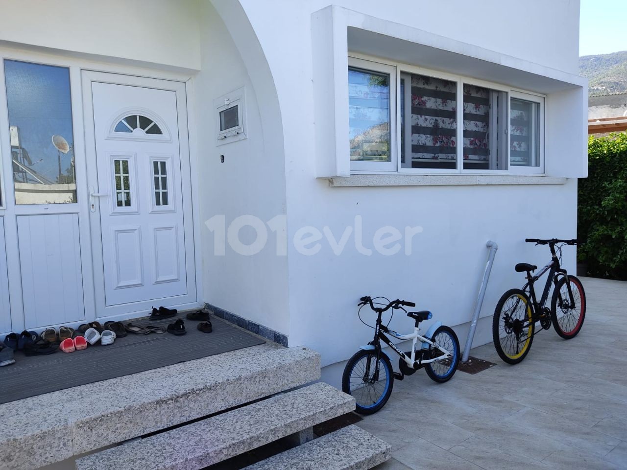 3+1 villa and 2+1 bungalow for sale in 1800m2 land in Alsancak, Kyrenia