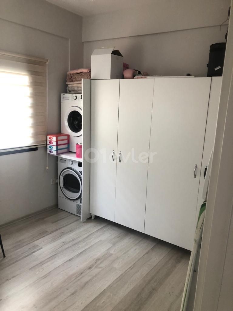 2+1 Erdgeschoss, komplett möbliert, alle Steuern bezahlt, Wohnung mit hohen Mieteinnahmen zum Verkauf mit Pool in Kyrenia Alsancak.