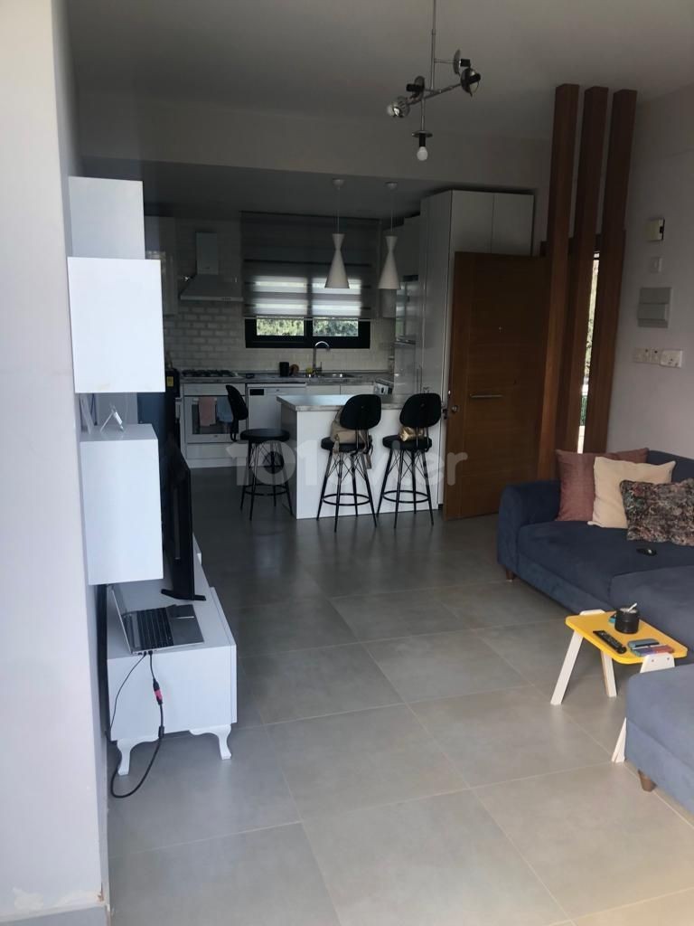 2+1 Erdgeschoss, komplett möbliert, alle Steuern bezahlt, Wohnung mit hohen Mieteinnahmen zum Verkauf mit Pool in Kyrenia Alsancak.