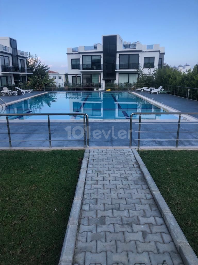 2+1 Erdgeschoss, komplett möbliert, alle Steuern bezahlt, Wohnung mit hohen Mieteinnahmen zum Verkauf mit Pool in Kyrenia Alsancak.