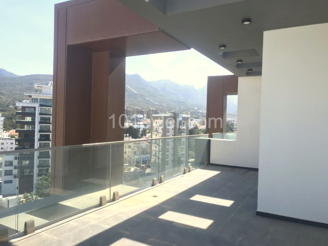 Girne Merkez'de özel yüzme havuzlu ve özel asansörü ve özel kapalı garajı ile lüks Penthouse. Türk tapulu ve hemen taşınmaya hazır. Konforlu bir hayat arayanlara özel tasarım!! 05338403555