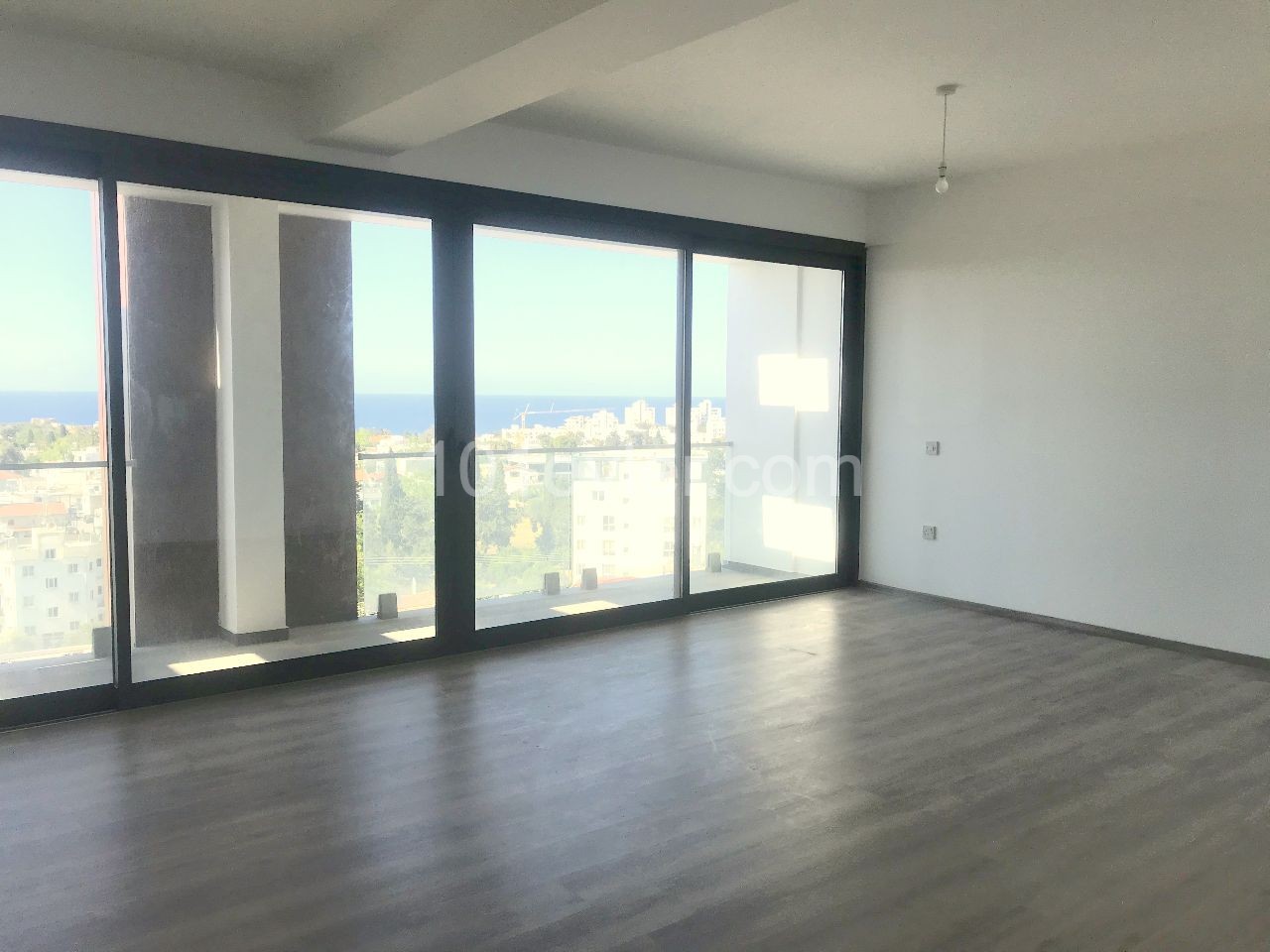 Girne Merkez'de özel yüzme havuzlu ve özel asansörü ve özel kapalı garajı ile lüks Penthouse. Türk tapulu ve hemen taşınmaya hazır. Konforlu bir hayat arayanlara özel tasarım!! 05338403555