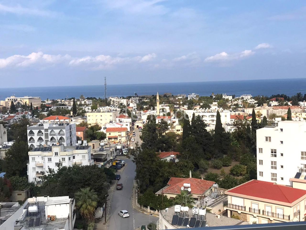 Girne Merkez'de özel yüzme havuzlu ve özel asansörü ve özel kapalı garajı ile lüks Penthouse. Türk tapulu ve hemen taşınmaya hazır. Konforlu bir hayat arayanlara özel tasarım!! 05338403555