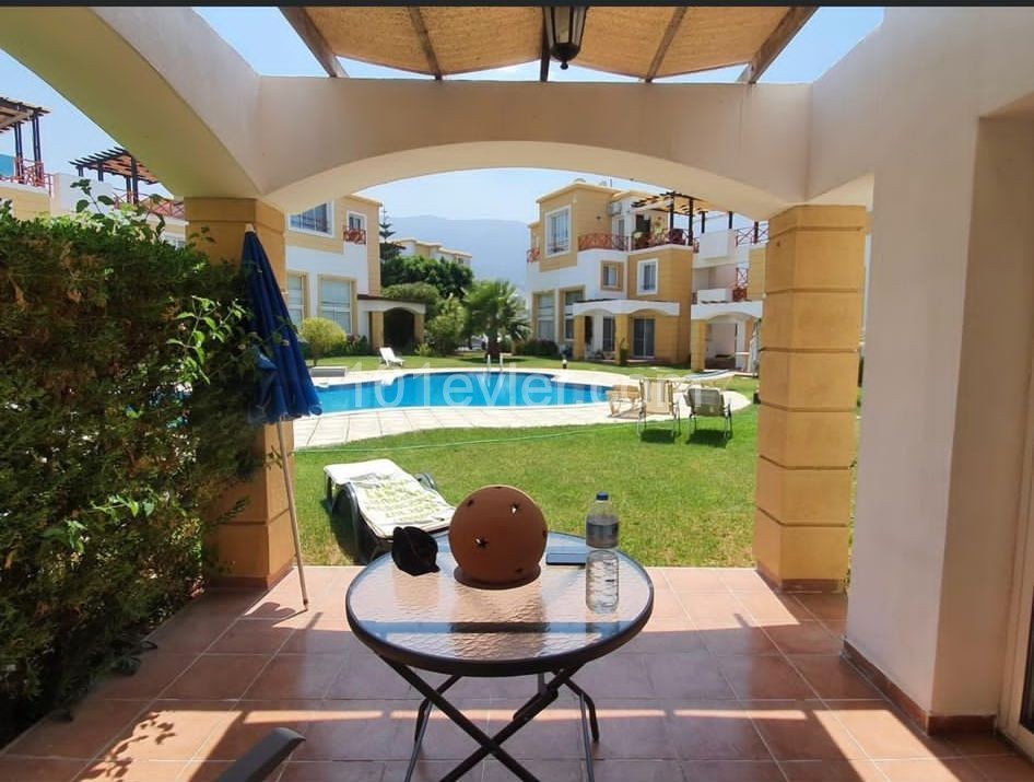 500 m vom Meer in Kyrenia Alsancak 1+1 Maisonette-Wohnung im Erdgeschoss in einem gepflegten Ort. Voll möbliert (kann auf 2+1 umgestellt werden). 05338403555 ** 