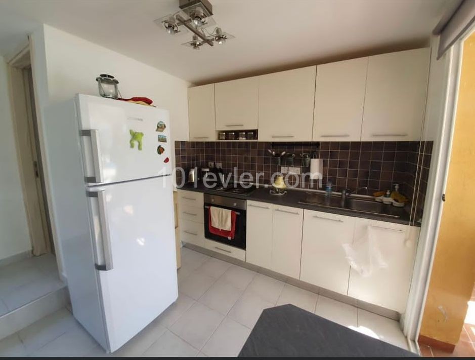 500 m vom Meer in Kyrenia Alsancak 1+1 Maisonette-Wohnung im Erdgeschoss in einem gepflegten Ort. Voll möbliert (kann auf 2+1 umgestellt werden). 05338403555 ** 