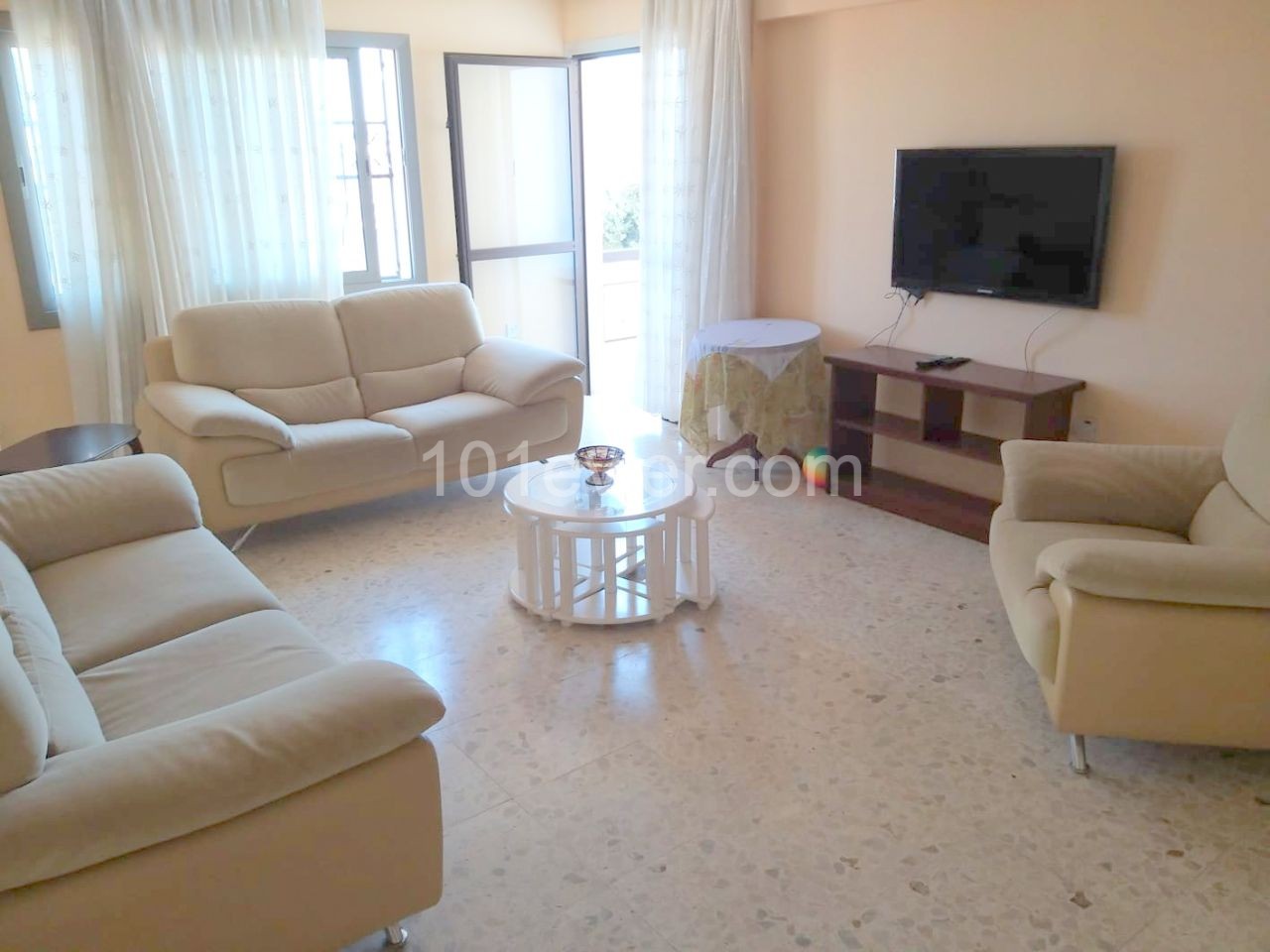 3 bedroom apartment in central of Kyrenia. Wlking distance to all amenities. Exchange title deed. No VAT. 05338403555