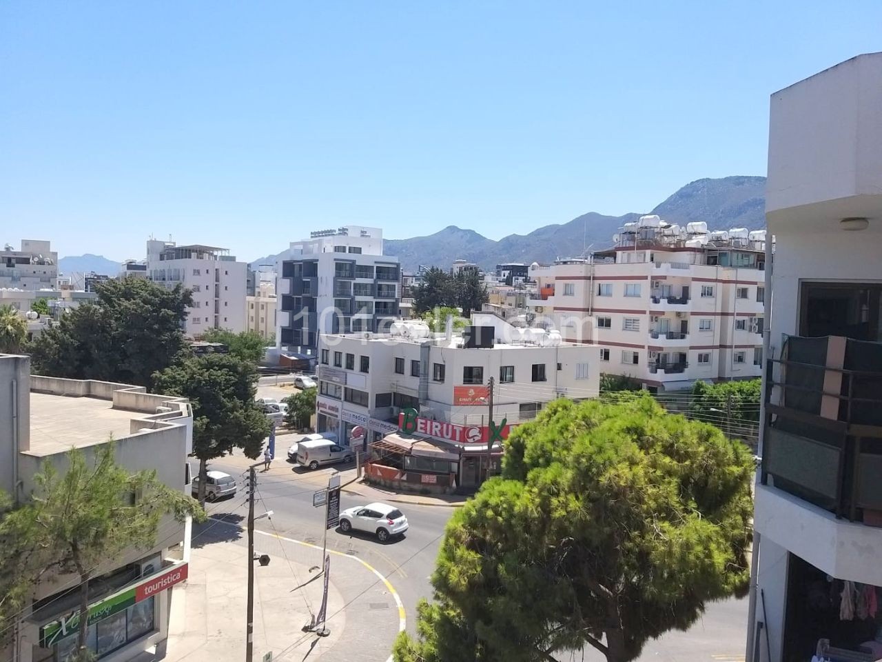 Girne merkezde, cadde üstünde 3 yatak odalı daire. Şhirdeki her yere yürüyerek ulaşma imkanı. Daire eşyalı olarak satılıktır. Eşdeğer koçan krediye uygun. KDV ödenmiş. 05338403555