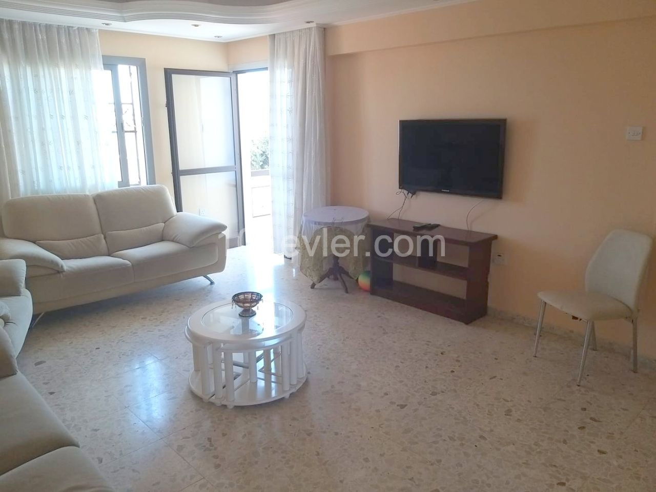 3 bedroom apartment in central of Kyrenia. Wlking distance to all amenities. Exchange title deed. No VAT. 05338403555