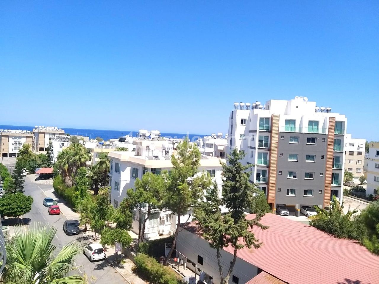 3 bedroom apartment in central of Kyrenia. Wlking distance to all amenities. Exchange title deed. No VAT. 05338403555