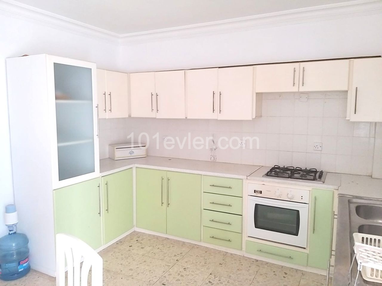 3 bedroom apartment in central of Kyrenia. Wlking distance to all amenities. Exchange title deed. No VAT. 05338403555