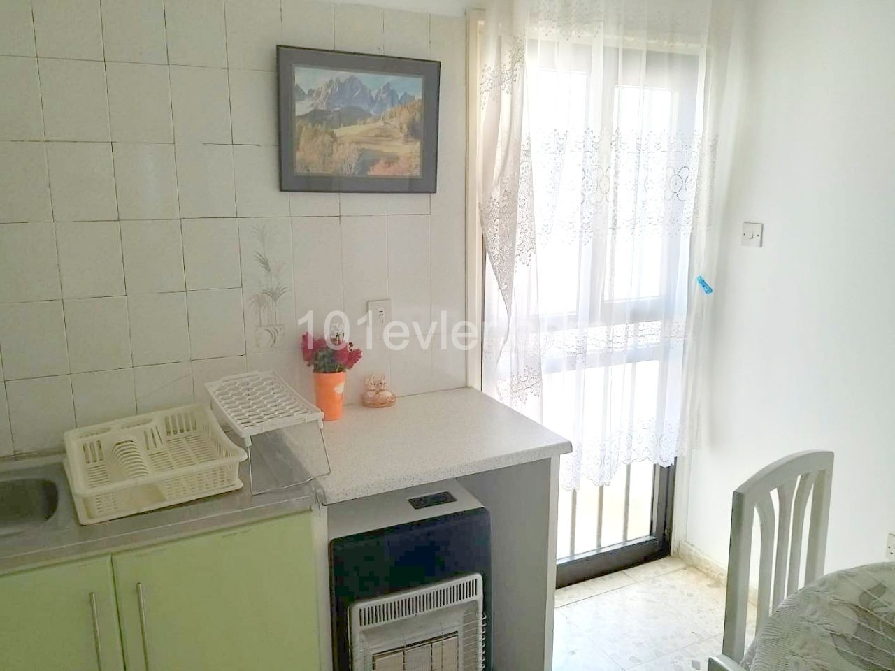 3 bedroom apartment in central of Kyrenia. Wlking distance to all amenities. Exchange title deed. No VAT. 05338403555