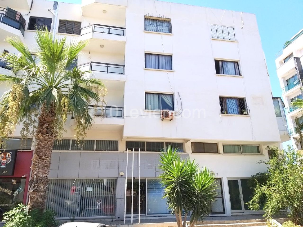 3-Zimmer-Wohnung im Zentrum von Kyrenia, auf der Straße. Es ist möglich, überall in der Stadt zu Fuß zu erreichen. Die Wohnung wird möbliert verkauft. Gleichwertiger Cob ist gutschriftfähig. Die Mehrwertsteuer wurde bezahlt. 05338403555 ** 