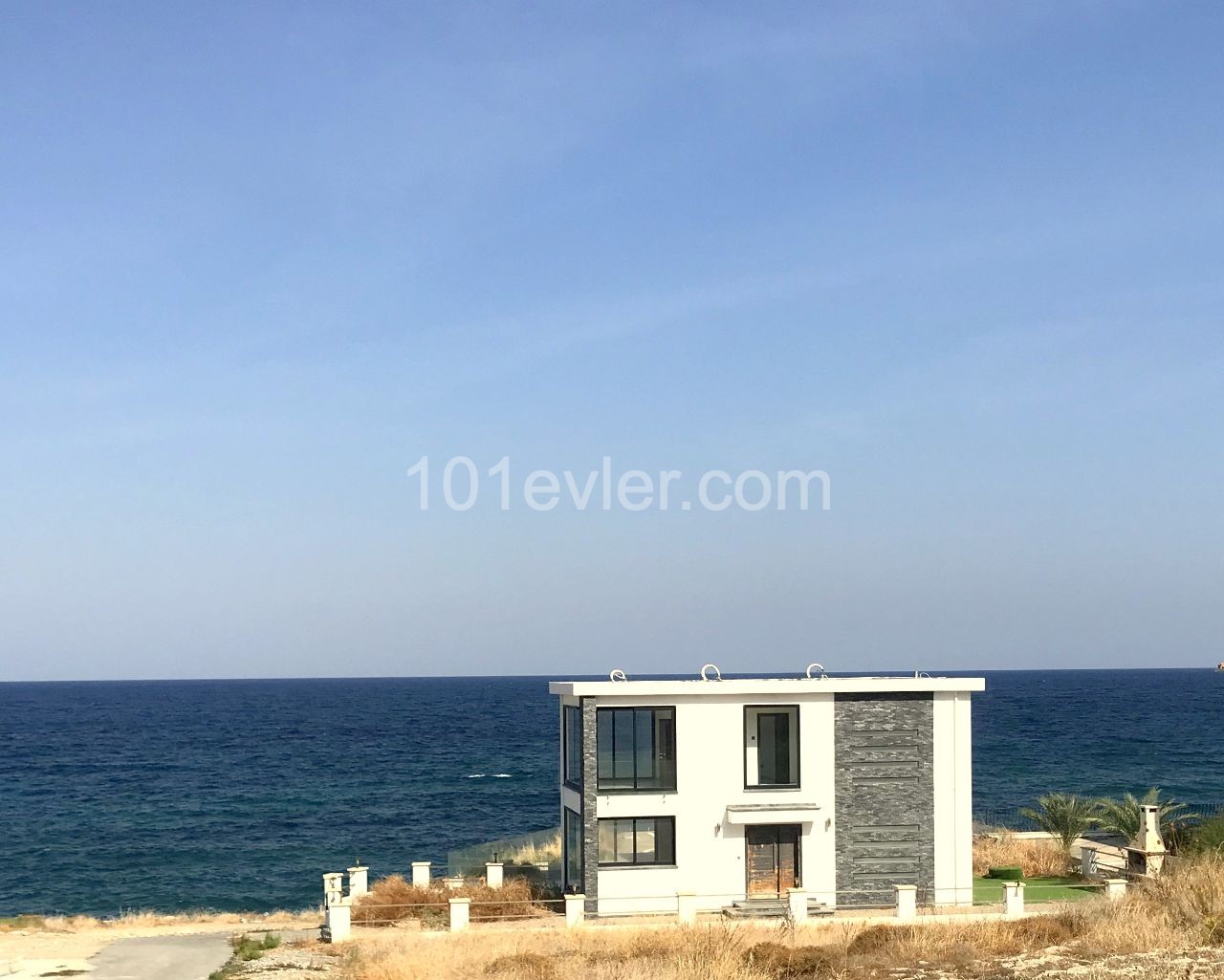 Kyrenia, Karşıyaka sea front, zero to sea modern 3 bedroom villa. Infinity pool, huge basement. 05338403555