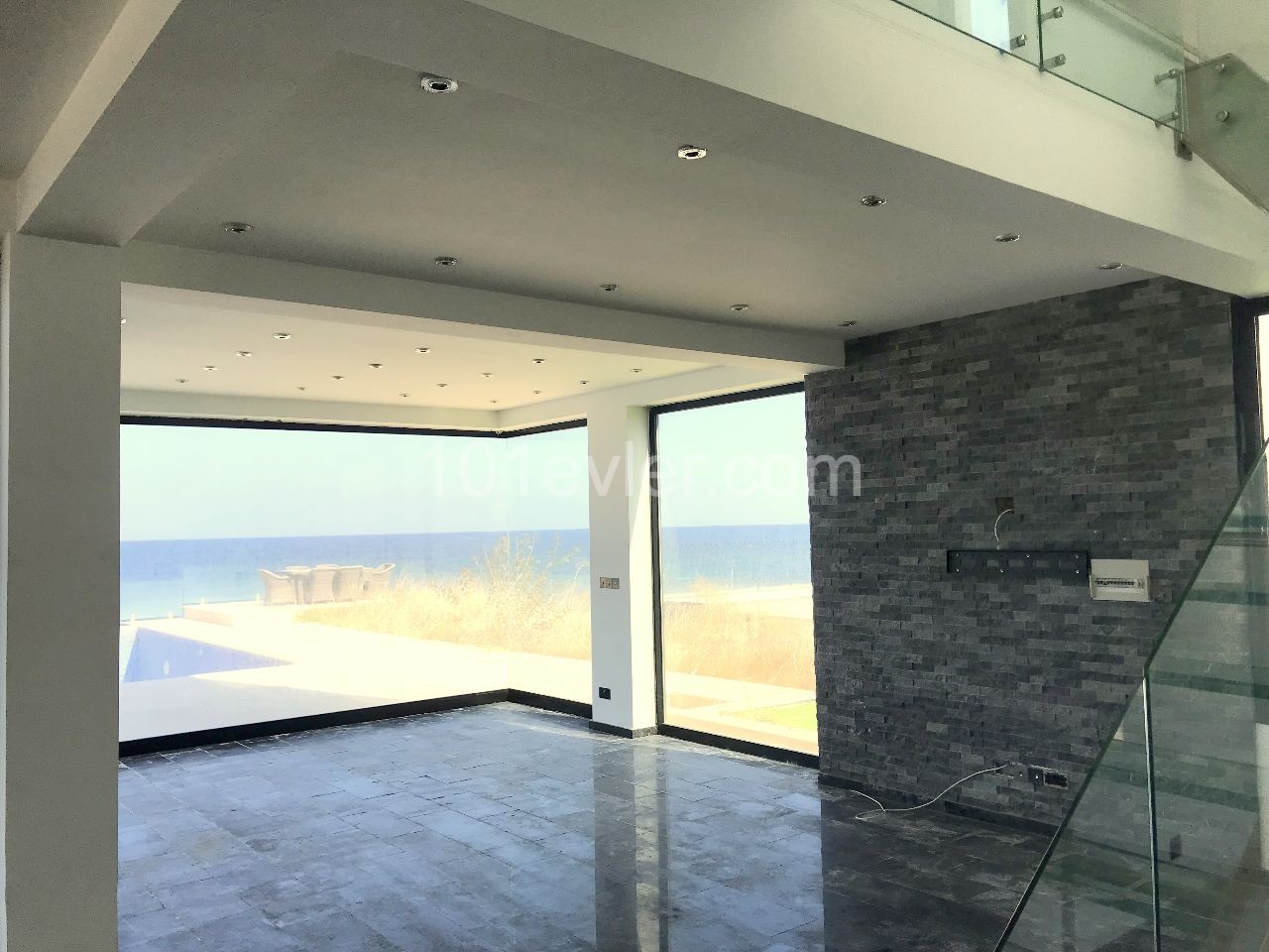 Girne Karşıyaka'da denize sıfır lüks villa. Modern dizaynı ve göz kamaştırıcı manzarası, denize sıfır yaşam arayanlara özel. 05338403555