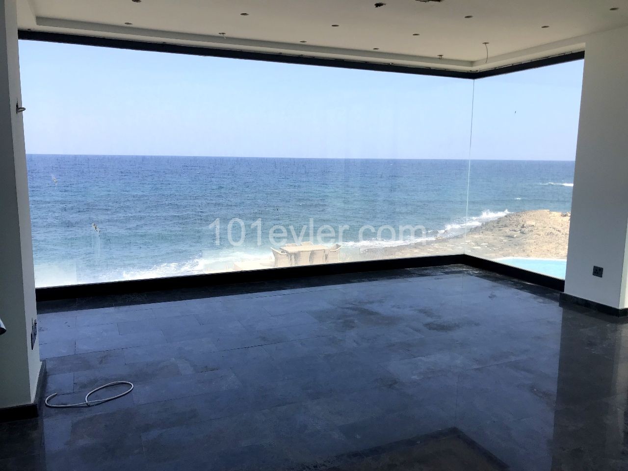 Luxusvilla Am Meer in Kyrenia Karsiyaka. Das moderne Design und die atemberaubende Aussicht sind exklusiv für diejenigen, die ein Leben am Meer suchen. 05338403555 ** 