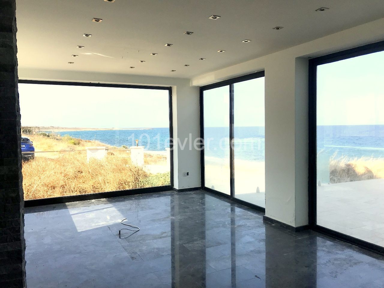 Kyrenia, Karşıyaka sea front, zero to sea modern 3 bedroom villa. Infinity pool, huge basement. 05338403555