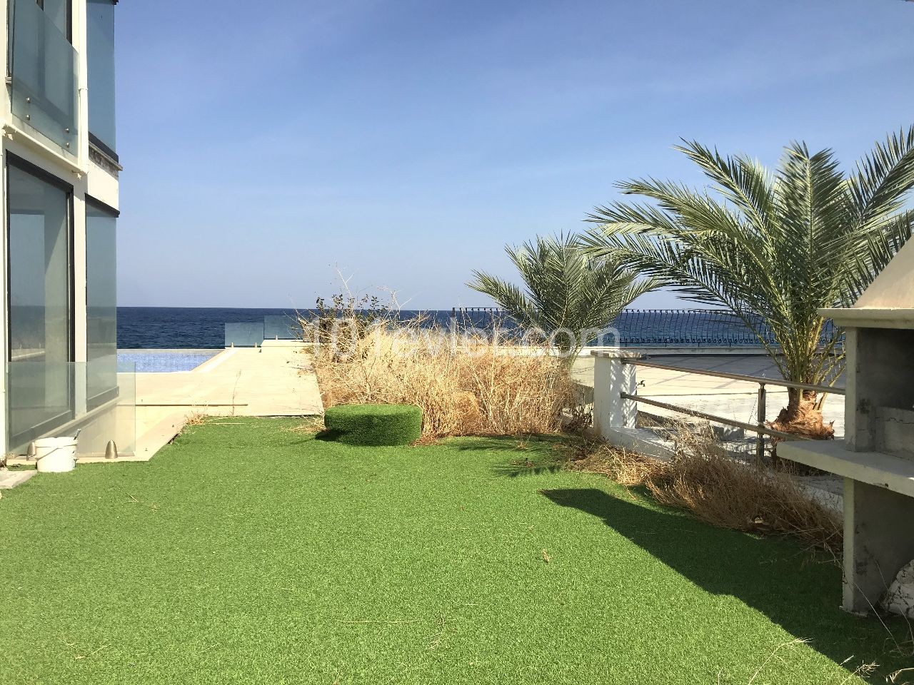 Luxusvilla Am Meer in Kyrenia Karsiyaka. Das moderne Design und die atemberaubende Aussicht sind exklusiv für diejenigen, die ein Leben am Meer suchen. 05338403555 ** 