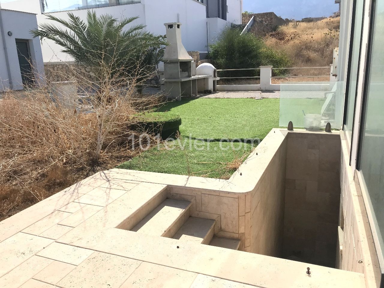 Girne Karşıyaka'da denize sıfır lüks villa. Modern dizaynı ve göz kamaştırıcı manzarası, denize sıfır yaşam arayanlara özel. 05338403555