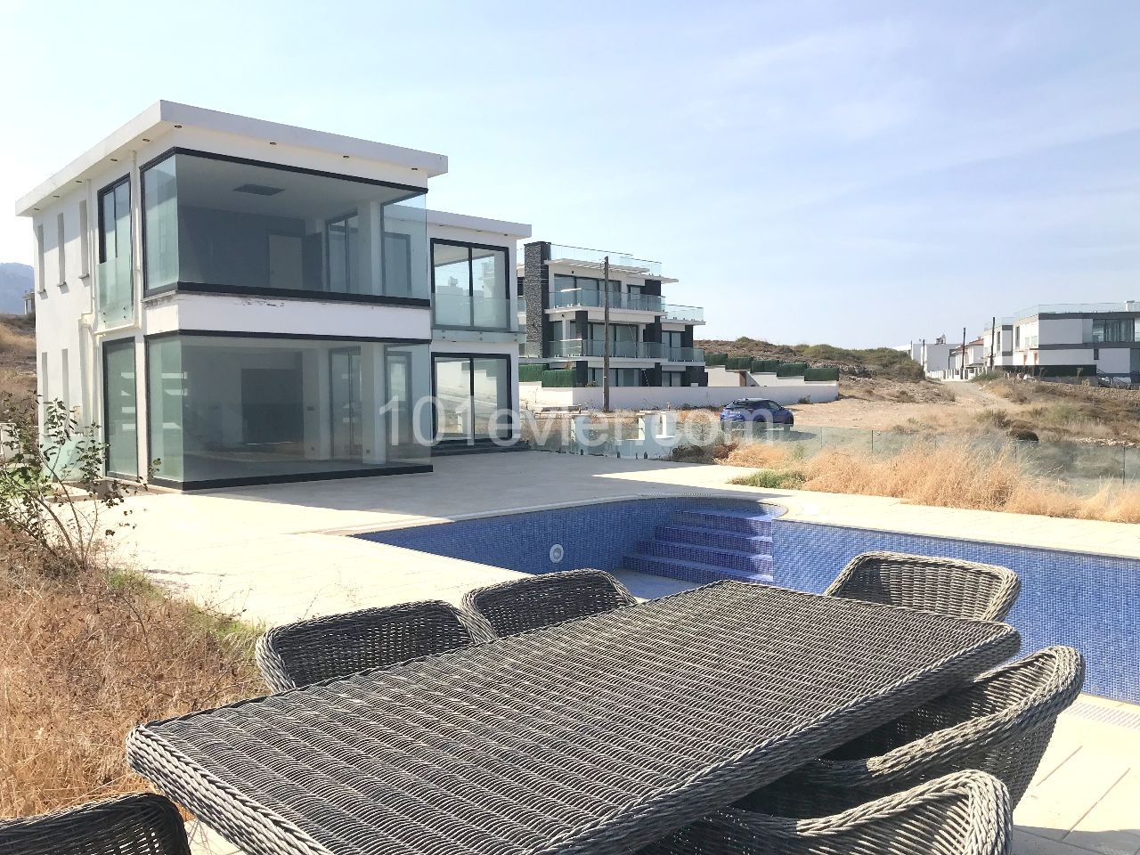 Luxusvilla Am Meer in Kyrenia Karsiyaka. Das moderne Design und die atemberaubende Aussicht sind exklusiv für diejenigen, die ein Leben am Meer suchen. 05338403555 ** 